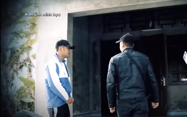 Phạm Ngọc Tuấn và bị hại là anh Nguyễn Văn Lâm có quan hệ vay nợ. Trưa 22/10, anh Lâm đến nhà Tuấn để đòi nợ tại đây giữ 2 người đã xảy ra mâu thuẫn do Tuấn không có tiền trả.