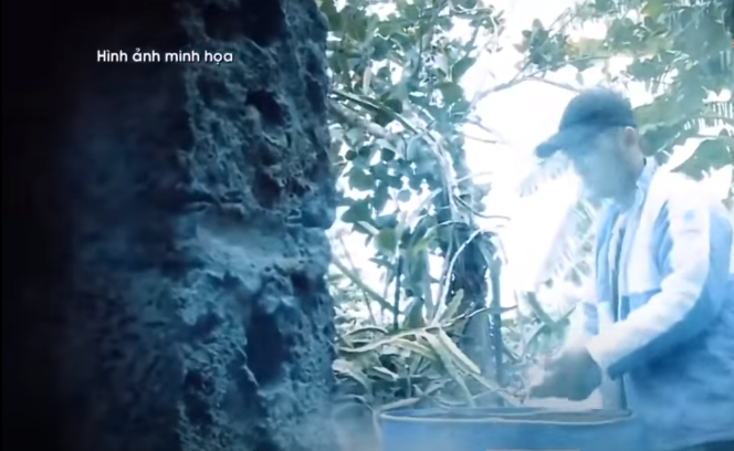 Khoảng 16h30 cùng ngày, Tuấn đến cửa hàng điện thoại ở xã Thiên Hương, huyện Thủy Nguyên, bán chiếc điện thoại di động của anh Lâm được 4 triệu đồng rồi ra QL10 bắt xe khách bỏ trốn…