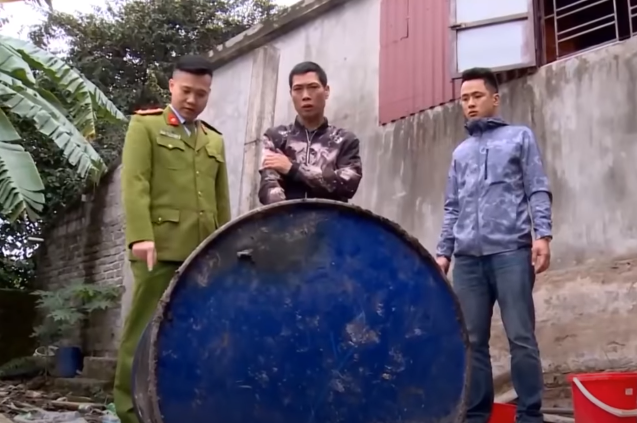 Ông tìm kiếm xung quanh phát hiện chiếc thùng phi ở góc vườn bên trong có một thi thể đã bốc cháy, ông hô hoán người dân xung quanh cứ nghĩ là con mình đã tự sát ai ngờ thủ phạm của vụ án chính là con ông Phạm Ngọc Tuấn (SN 1996).