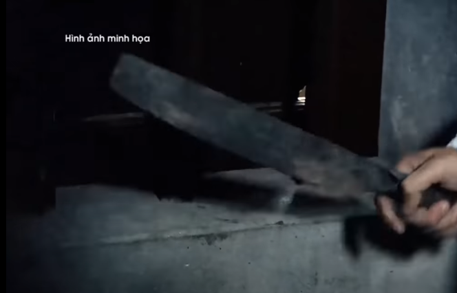 Bực tức, hắn lao xuống bếp lấy một con dao rựa bằng thép. Lợi dụng lúc anh Lâm không để ý, ngồi ghế bấm điện thoại, hắn đã chém chí mạng nạn nhân một nhát vào gáy rồi xoay người chém tiếp vào cổ và một số nhát vào người anh Lâm. 