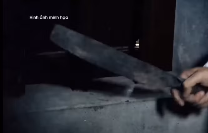 Bực tức, hắn lao xuống bếp lấy một con dao rựa bằng thép. Lợi dụng lúc anh Lâm không để ý, ngồi ghế bấm điện thoại, hắn đã chém chí mạng nạn nhân một nhát vào gáy rồi xoay người chém tiếp vào cổ và một số nhát vào người anh Lâm. 