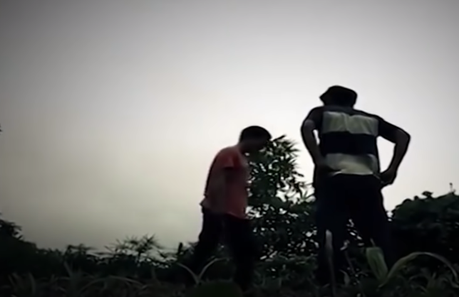 Theo đó, khoảng 16h ngày 12/8/2018, Đặng Văn Hùng đi bộ lên lán để phát nương. Khi đi, Hùng mang theo một con dao quắm và một con dao rựa. Khi còn cách lán nương khoảng 300m, Hùng gặp vợ chồng anh Trần Văn Long (SN 1983) và chị Phàn Thị Hoa (SN 1995) đang làm nương và phun thuốc diệt cỏ.