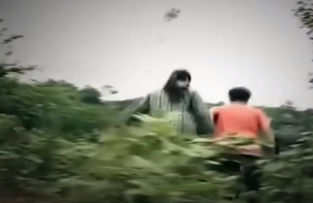 Sau khi gây án xong, Hùng về nhà lấy thêm 2 khẩu súng kíp và bắt chị Nguyễn Thị Hán (36 tuổi, trú tại xã Đại Sơn, huyện Văn Yên, tỉnh Yên Bái, là người làm thuê cho gia đình Hùng) chạy trốn vào rừng. 