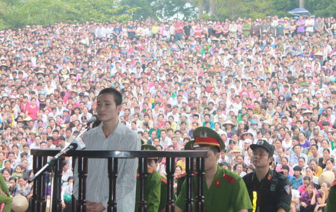 Ngày 28/10/2015, tại Trung tâm văn hóa thông tin huyện Văn Yên (Yên Bái), Tòa án nhân dân tỉnh Yên Bái tuyên phạt bị cáo Đặng Văn Hùng mức án tử hình vì có hành vi "Giết người".