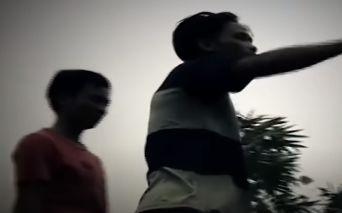 Đi đến gần, Hùng hỏi nạn nhân vì sao lại làm nương trên phần đất của gia đình Hùng. Anh Long trả lời đây là mảnh nương do bố mẹ vợ để cho vợ chồng anh, rồi sau đó tiếp tục cúi xuống pha thuốc trừ sâu.