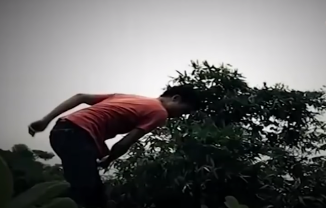 Bị đánh đau, anh Long tiếp tục bỏ chạy đến khe cạn ở chân nương thì bị vấp ngã nằm sấp xuống đất. Cùng lúc này, Hùng đuổi đến nơi rồi dùng con dao rựa đeo bên hông tiếp tục chém vào cổ, vai của anh Long dẫn đến tử vong. 