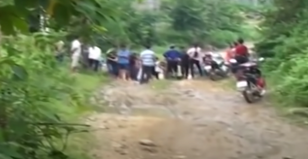 Trong quá trình trốn chạy, Hùng làm rơi con dao dùng để gây án trước đó, đồng thời vứt 2 khẩu súng tự chế (súng kíp), đạn ghém, thuốc súng cùng bộ quần áo Hùng mặc trên người. Đến sáng 15/8/2015, Hùng cùng chị Hán chạy trốn đến địa phận thuộc thôn 2, xã Khánh Hòa, huyện Lục Yên, tỉnh Yên Bái thì bị bắt giữ. 