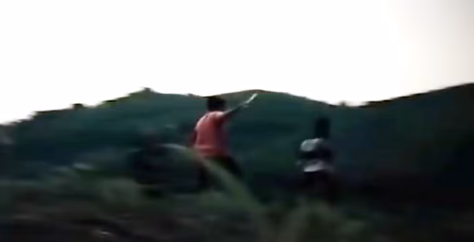 Sau đó, Hùng dùng chân đá vào mặt anh Long, làm anh Long ngã xuống đất. Sau cú ngã, anh Long ngồi dậy rồi bảo vợ gọi điện thoại cho ông Phàn Văn Chung (là bố đẻ của chị Hoa). Chị Hoa lấy điện thoại gọi cho bố rồi nói rằng "Hùng đánh anh Long sắp chết". Khi chị Hoa chưa nói dứt câu thì Hùng yêu cầu nạn nhân chuyển máy cho anh ta nói chuyện với ông Chung nhưng chị Hoa đã tắt máy điện thoại... Anh Long bỏ chạy thì Hùng đuổi theo, dùng con dao quắm vụt vào lưng của anh Long... 