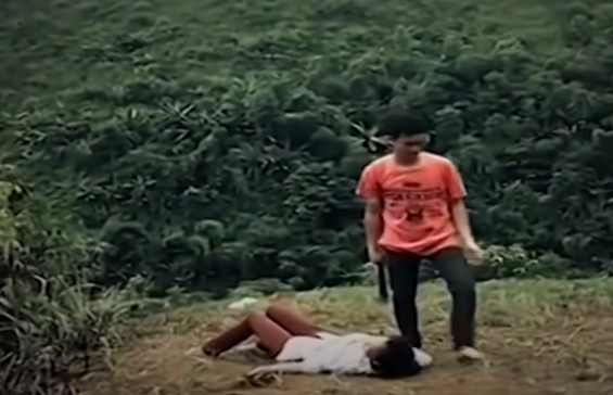 Sau đó, Hùng quay trở lại chỗ chị Hoa. Chị Hoa hỏi Hùng vì sao chém chồng mình thì Hùng trả lời rằng tất cả là do chị Hoa. Ngay sau đó đối tượng điên cuồng đi về phía chị Hoa rồi dùng dao, chém liên tiếp, gây ra cái chết cho nạn nhân.