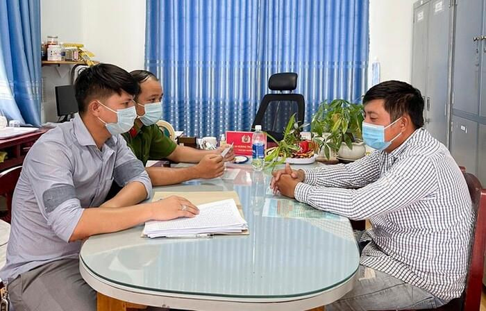  Bắt kẻ sát hại cô gái vứt xác dưới mương nước: Ngày 27/10, Công an TP Phú Quốc (Kiên Giang) cho biết đang tạm giữ Đinh Văn Còn (29 tuổi, ngụ xã Dương Tơ) vì tội Giết người. Nạn nhân trong vụ án là Đặng Thị Trúc P. (21 tuổi, người cùng địa phương) được phát hiện trong tình trạng lõa thể, bị một bao cát đè lên và đang trong giai đoạn phân hủy. 