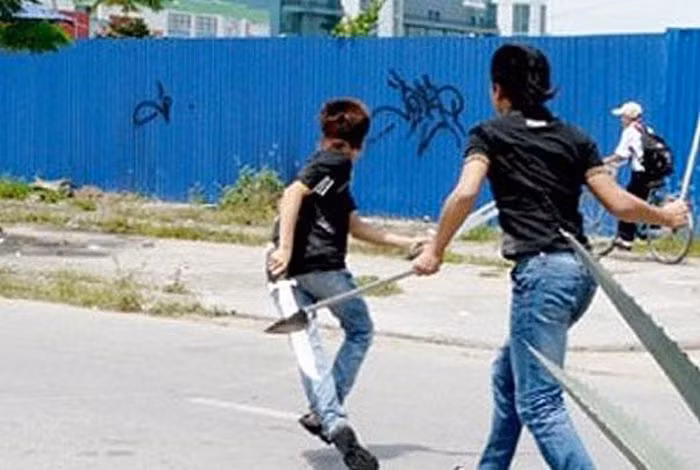  Một quân nhân bị chặn đường, đánh hội đồng đến tử vong: Xuất phát từ mâu thuẫn cá nhân, anh T.L. (SN 2002, trú huyện Chương Mỹ, Hà Nội) đang đi đường thì bị Bùi Văn Triệu (18 tuổi, ở huyện Chương Mỹ) cùng 7 người khác dùng hung khí đánh hội đồng khiến nạn nhân tử vong. Ngày 27/10, Công an huyện Chương Mỹ cho biết đang điều tra, làm rõ. (Ảnh minh họa)