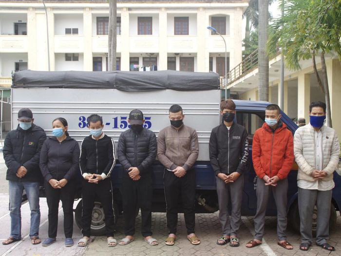  Sử dụng xe tải biển giả để... đi khắp nơi trộm mèo: Ngày 27/10, Công an huyện Can Lộc (Hà Tĩnh) cho biết vừa triệt xóa một ổ nhóm trộm mèo do Tô Thị Thủy (48 tuổi, trú huyện Can Lộc) cầm đầu. Nhóm đối tượng rất manh động, sử dụng biển kiểm soát xe máy giả và chuẩn bị sẵn hung khí như dao, kiếm... để chống trả khi bị phát hiện.