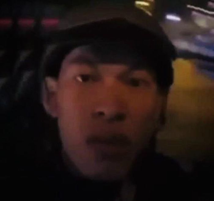  Truy tìm thanh niên livestream và nổ nhiều phát súng thị uy: Ngày 27/10, Công an quận 8, TP HCM cho biết đang truy tìm nam thanh niên nổ nhiều phát súng trong lúc livestream trên mạng xã hội Facebook. Người này tự giới thiệu là Tý Buss, vừa livestream vừa buông nhiều lời chửi bới tục tĩu và nổ nhiều phát súng thách thức một ai đó.