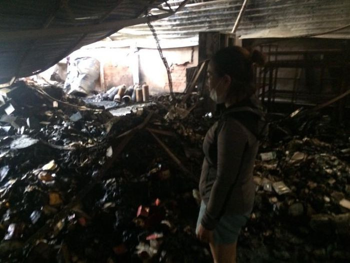  Người phụ nữ buôn lậu đốt công ty người tình: Vì ghen tuông mù quáng, trong thời gian đang bị điều tra truy nã trong vụ án buôn lậu, Võ Thị Mộng (SN 1984 ở Cà Mau) đã phóng hỏa đốt kho trong Công ty Mỏ Cày Đỏ tại quận 12, TP.HCM của người tình. Tổng tài sản bị thiệt hại trị giá hơn 1,6 tỷ đồng. Ngày 27/10, Công an TP HCM cho biết vừa hoàn tất kết luận điều tra bổ sung đối với Mộng.