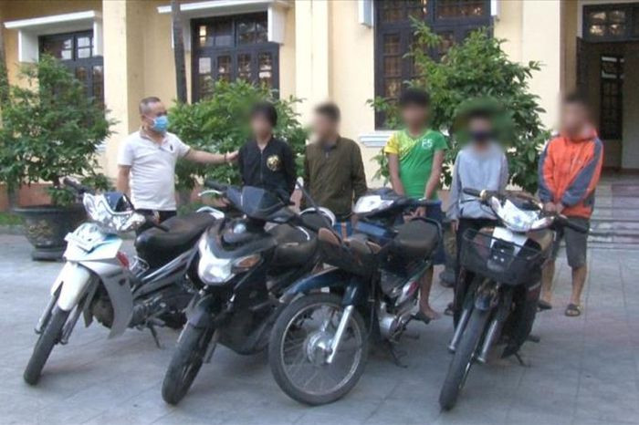  Nhóm thiếu niên thực hiện nhiều phi vụ trộm xe máy chuyên nghiệp: Ngày 27/10, Công an huyện Yên Thành - Nghệ An cho biết vừa phá bắt giữ 7 đối tượng về hành vi trộm cắp tài sản; thu giữ tang vật 7 xe máy. Điều đáng nói, các đối tượng còn rất trẻ (từ 14 đến 18 tuổi) nhưng đã gây ra nhiều vụ trộm tài sản trên địa bàn.