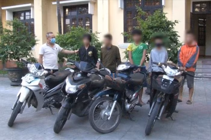  Nhóm thiếu niên thực hiện nhiều phi vụ trộm xe máy chuyên nghiệp: Ngày 27/10, Công an huyện Yên Thành - Nghệ An cho biết vừa phá bắt giữ 7 đối tượng về hành vi trộm cắp tài sản; thu giữ tang vật 7 xe máy. Điều đáng nói, các đối tượng còn rất trẻ (từ 14 đến 18 tuổi) nhưng đã gây ra nhiều vụ trộm tài sản trên địa bàn.