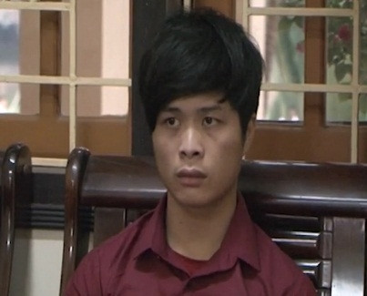 Đến khoảng 23h cùng ngày, thấy điện trong nhà đã tắt, chị Hường lên giường nằm ngủ, Chúc chui ra khỏi gầm phản rồi đi vào gian nhà bên trong nơi chị Hường đang nằm ngủ để lục soát chiếc túi xách treo ở mắc áo trên tường thấy 25 triệu đồng. 