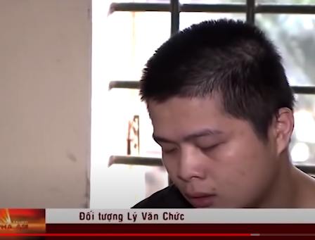 Trong khi Chúc lần tìm cách mở két sắt thì chị Hường tỉnh dậy phát hiện… Chị Hường mở được cửa chạy ra ngoài kêu cứu thì Chúc đuổi theo kéo lại và vận lộn với nạn nhân, chị Hường ngã lăn xuống bãi ngô cạnh đường.