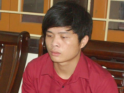 Tại cơ quan Công an, Chúc khai khoảng 18h ngày 4/4, Chúc rủ Kiều Tùng Lâm (SN 2000, cũng trú tại xã Động Quan) đến nhà chị Hường trộm cắp tài sản. Khi đến nơi (khoảng 20h), Lâm nấp vào một bụi cây ven đường, đối diện với điểm thu mua củ sắn tươi của nhà chị Hường cảnh giới, còn Chúc thì lợi dụng sơ hở chui vào gầm chiếc phản ở gian ngoài. 