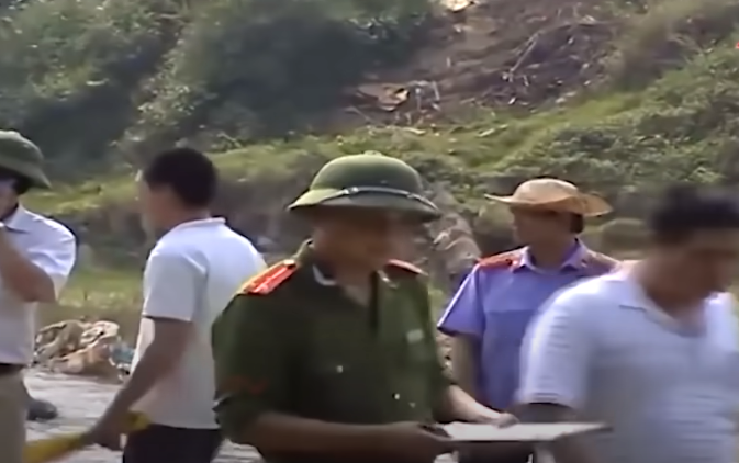 Hanh trinh pha an: Xac nu gioi mac noi y, 2 tay bi troi duoi suoi-Hinh-2