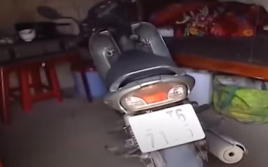 Chúc tiếp tục vật lộn cho đến khi nạn nhân không còn khả năng kháng cự, sau đó thì lột quần áo ngoài rồi dùng làm dây, trói quật 2 khuỷu tay của nạn nhân ra phía sau. Khi thấy chị Hường nằm bất động, đối tượng quay trở vào nhà lấy 25 triêu đồng, đồng thời dùng bật lửa đốt chiếc đệm cùng quần áo và điện thoại của nạn nhân nhằm xóa dấy vết.\ 