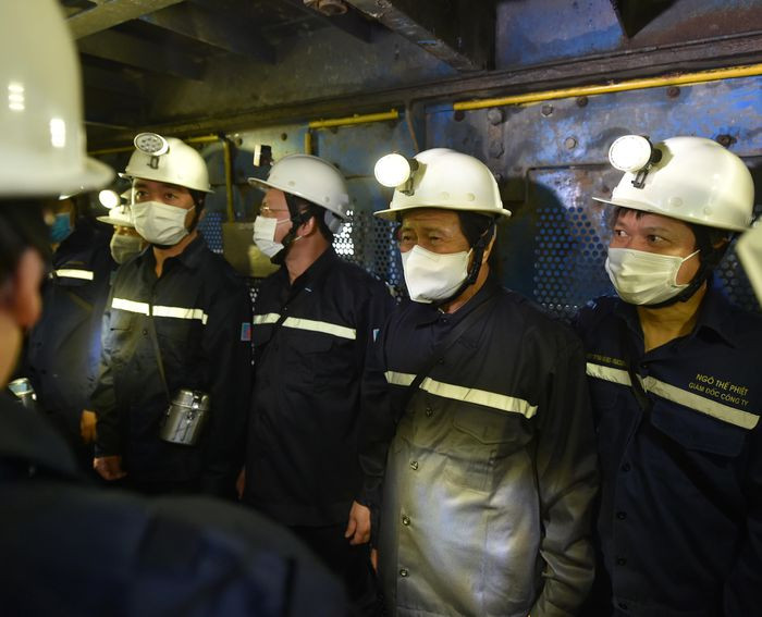 Pho Thu tuong Le Van Thanh xuong ham mo, dong vien cong nhan nganh than