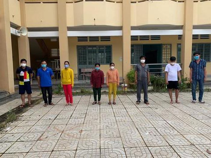  Phá đường dây cờ bạc với số tiền giao dịch hơn 24 tỷ đồng: Ngày 26/10, Công an thị xã Trảng Bàng, tỉnh Tây Ninh cho biết vừa triệt phá đường dây cá độ bóng đá cực lớn. Công an xác định, từ đầu tháng 9/2021 đến nay nhóm đối tượng tổ chức cá độ bóng đá cho hàng chục người tham gia với tổng số tiền thắng, thua trên 24 tỷ đồng. 