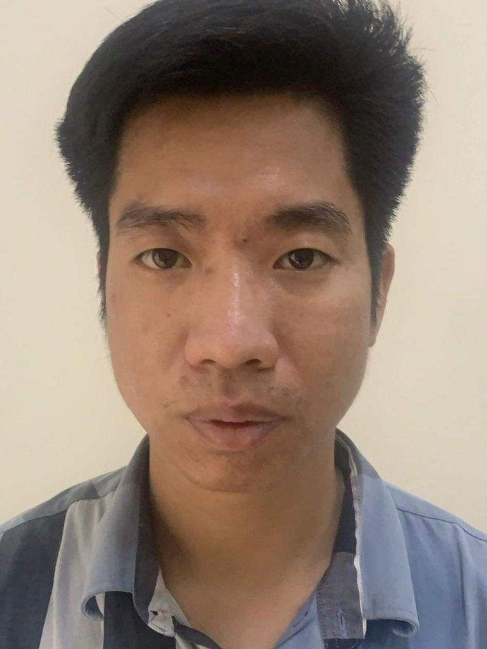  Nhân viên giao hàng rạch bao tải lấy trộm nhiều điện thoại iPhone: Quá trình vận chuyển, bàn giao hàng hóa từ bưu cục về kho, lợi dụng sơ hở, Nguyễn Văn Cường (SN 1987; trú huyện Gia Lâm, Hà Nội) đã dùng dao rạch bao tải và lấy trộm đơn hàng. Trong các ngày 5 và 10/10, Cường đã trộm cắp 2 chiếc điện thoại iPhone 11, 1 chiếc điện thoại Realme 11, 1 điện thoại di động LG... Ngày 26/10, Cường bị CA quận Long Biên khởi tố.