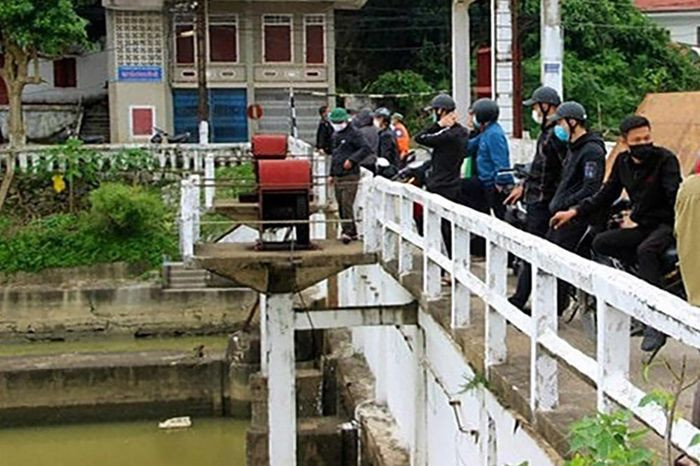  Tìm thấy thi thể bé trai 8 tuổi đá bóng rơi xuống sông: Chiều 26/10, ông Trần Quảng Đại, Chủ tịch UBND phường Trung Đô (TP Vinh) cho biết, người dân đã phát hiện thi thể bé Nguyễn Anh T. (SN 2013) trôi trên sông Lam sau khi mất tích trong lúc chơi bóng cùng bạn vào chiều tối 24/10.