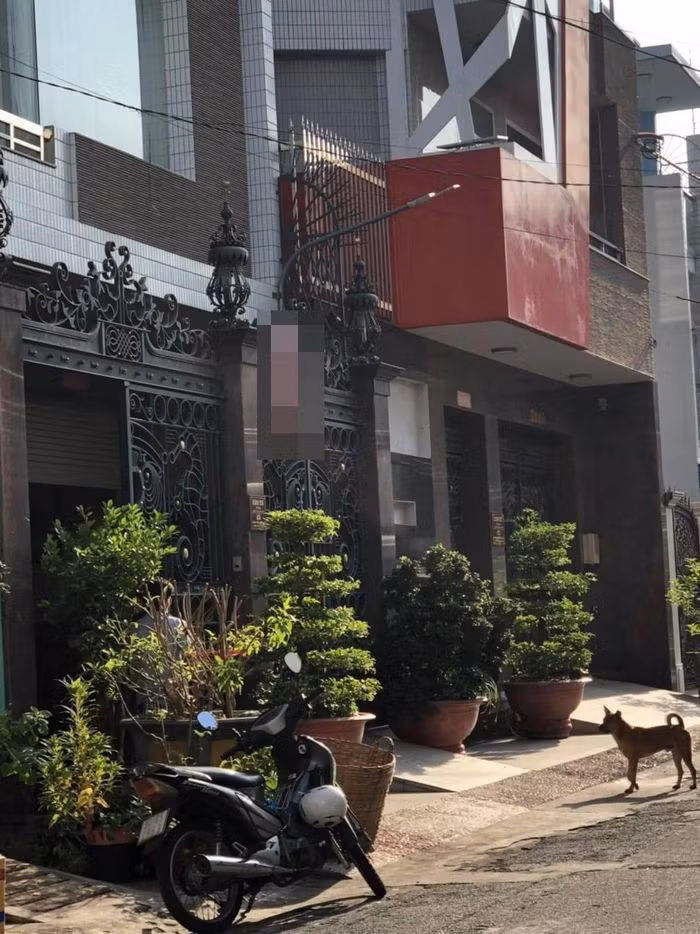  Cụ bà tử vong khi rơi từ tầng cao xuống đất tử vong: Sáng 28/10, một số người dân sinh sống tại phường Hiệp Tân (quận Tân Phú, TP HCM) nghe tiếng động mạnh phát ra ở căn nhà cao tầng. Khi ra tới trước căn nhà thì người dân phát hiện cụ bà (khoảng 70 tuổi, là người sống trong căn nhà) nằm vắt ngang trên cổng lối ra vào. Qua kiểm tra, cụ bà đã tử vong. 