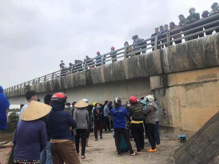  Tìm thấy thi thể nam thanh niên nhảy cầu ở Hà Tĩnh: Ngày 22/10, UBND xã Hộ Độ, huyện Lộc Hà, tỉnh Hà Tĩnh cho biết, sau nhiều giờ tìm kiếm, đến trưa cùng ngày, đã tìm thấy thi thể nam thanh niên nhảy cầu Cửa Sót vào đêm qua (21/10). Nam thanh niên được xác định là T.Q.Q (SN 1994, ở thôn Yên Thọ, xã Hộ Độ). 