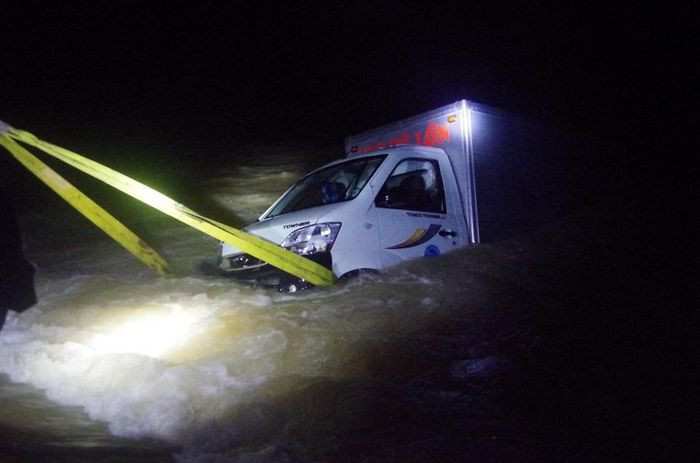  Xe tải bị cuốn trôi, 2 vợ chồng mất tích: Đêm 21/10, chiếc xe tải khi đến cầu tràn Thạch Nham (nối hai huyện Sơn Hà - Tư Nghĩa tỉnh Quảng Ngãi), do mưa lớn, nước sông dâng cao nên đã cuốn trôi xe tải xuống sông Trà Khúc. Trên xe lúc này có ông Nguyễn Văn Lớn (54 tuổi) và vợ là bà Phan Thị Kim Thúy (51 tuổi, cùng trú TP Quảng Ngãi). Hiện, thi thể bà Thuý đã được tìm thấy, cơ quan chức năng đang tiếp tục tìm kiểm người chồng. 