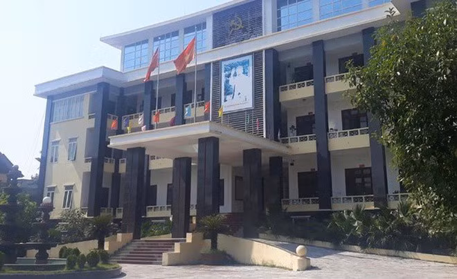 Trước đó, bà Nguyễn Thị Hà bị chồng mình là ông T.X.C. (trú huyện Yên Định) làm đơn tố cáo gửi cơ quan chức năng. Năm 2006, ông kết hôn với bà Nguyễn Thị Hà trên tinh thần tự nguyện và xuất phát từ tình yêu. Sau khi kết hôn, vợ chồng ông C. có với nhau 3 người con. Tuy nhiên, theo ông C. tìm hiểu và xác minh thì 2 trong số 3 người con không phải là con của ông. 