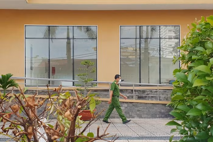  Người đàn ông rơi từ tầng cao chung cư ở TP.HCM: Khoảng 11h30 ngày 21/10, người dân sống tại chung cư IDICO phường Hòa Thạnh (quận Tân Phú), nghe tiếng động mạnh. Thi thể một người đàn ông rơi từ tầng cao xuống khu vực giếng trời chung cư được phát hiện ngay sau đó. Theo nhân chứng, họ thấy người đàn ông đi vào chung cư rồi lên tầng 19. Nạn nhân không phải là cư dân tại đây.