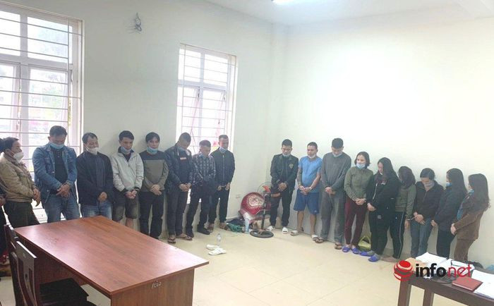  Triệt phá sới bạc trên đồi keo có 6 phụ nữ tham gia: Ngày 21/10, Công an tỉnh Nghệ An cho biết vừa phối hợp với Công an huyện Quỳ Hợp bắt quả tang 19 đối tượng đánh bạc trên đồi keo, thu giữ hơn 400 triệu đồng. Qua đấu tranh, khai thác, ổ nhóm này do đối tượng Đào Thế Hồng (SN 1967, trú tại huyện Quỳ Hợp) cầm đầu. 