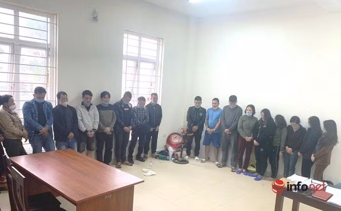  Triệt phá sới bạc trên đồi keo có 6 phụ nữ tham gia: Ngày 21/10, Công an tỉnh Nghệ An cho biết vừa phối hợp với Công an huyện Quỳ Hợp bắt quả tang 19 đối tượng đánh bạc trên đồi keo, thu giữ hơn 400 triệu đồng. Qua đấu tranh, khai thác, ổ nhóm này do đối tượng Đào Thế Hồng (SN 1967, trú tại huyện Quỳ Hợp) cầm đầu. 