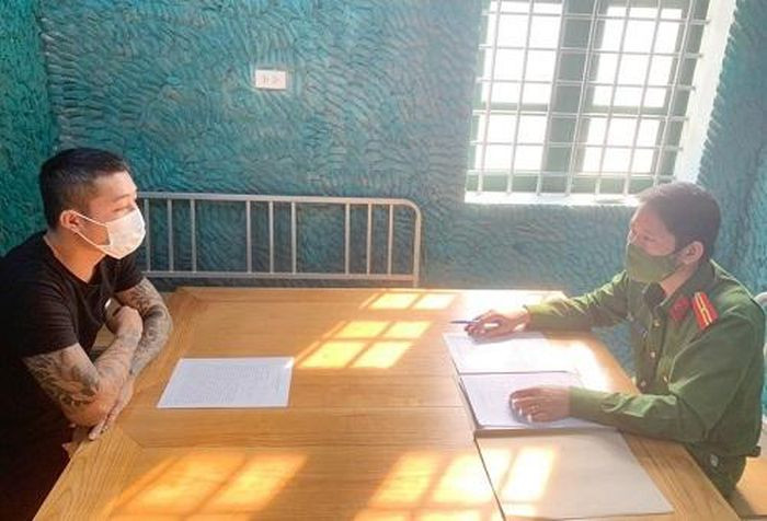  Mới ra tù, 9X lại đột nhập quán karaoke trộm tài sản hơn 100 triệu đồng: Đi tù về, Nguyễn Văn Hoàng (SN 1999, trú huyện Hà Trung, Thanh Hoá) vẫn "ngựa quen đường cũ", đột nhập quán karaoke ở huyện Vĩnh Lộc trộm tiền, vàng tổng giá trị tài sản hơn 100 triệu đồng. Ngày 21/10, Công an huyện Vĩnh Lộc cho biết đang tạm giữ Hoàng để điều tra.