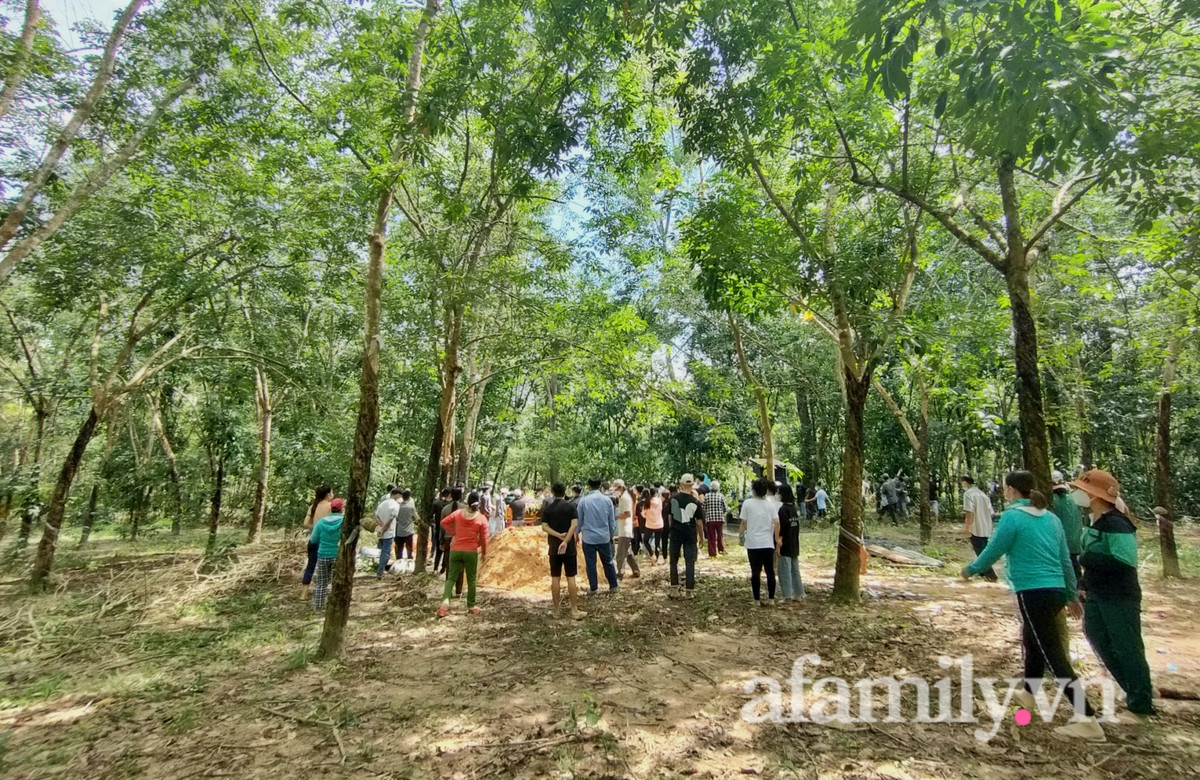 Công an huyện Dầu Tiếng cũng phát thông báo gửi Bộ Công an cùng Công an các tỉnh, thành phố, huyện, thị, xã phường để hỗ trợ tìm người mất tích, nêu rõ đặc điểm nhận dạng của bé. Đến trưa 20/10, người dân phát hiện thi thể bé trai ở con suối cách nhà nạn nhân khoảng 600m đã thông báo với gia đình và lực lượng chức năng. (Ảnh: Pháp luật và Bạn đọc)
