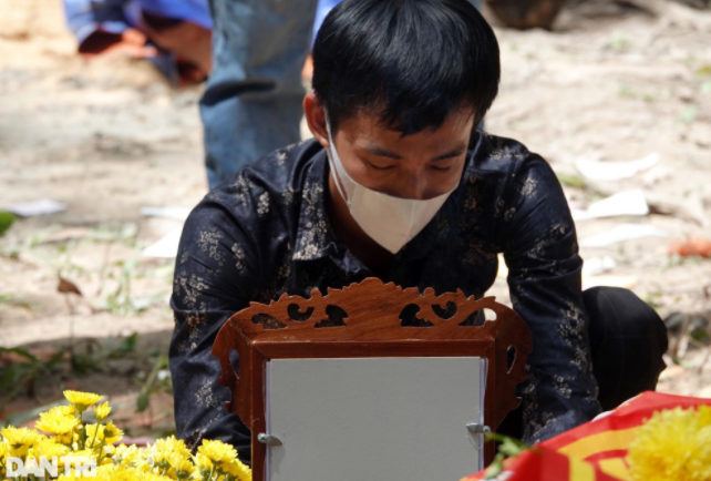 Anh Đạt - bố cháu bé thẫn thờ người nhìn di ảnh của con, bàn tay cứ nắm chặt vào nhau. Ánh mắt đỏ hoe, đượm buồn sau bao ngày mong mỏi tìm con. (Ảnh: Dân Trí)