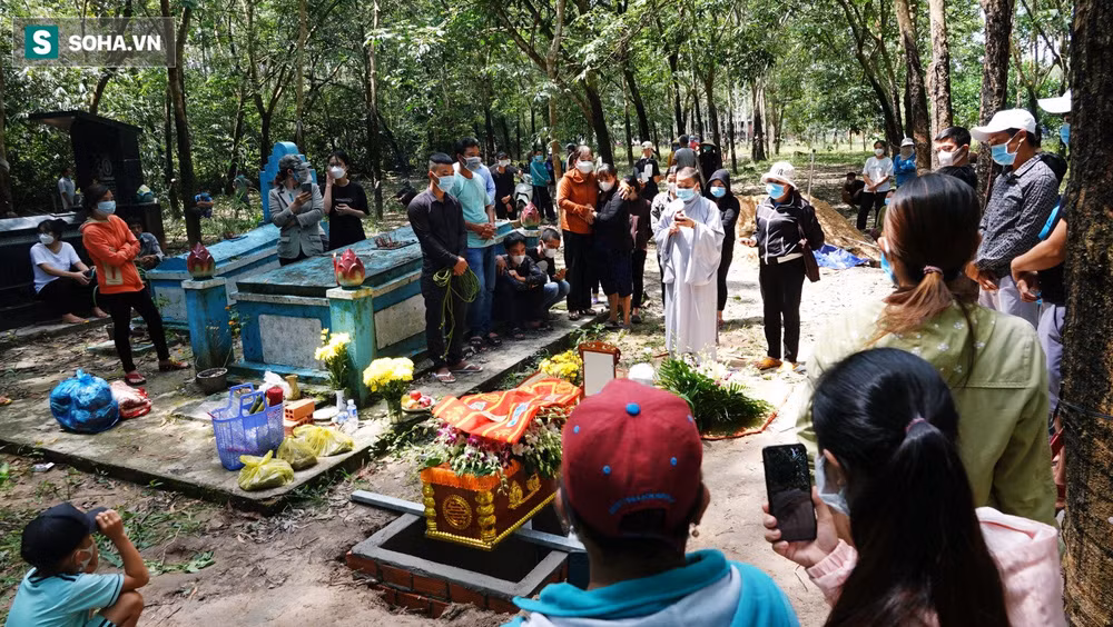 Trước đó như đã đưa tin, cháu H. mất tích sáng 15/10, khi đang chơi trước cửa nhà cùng mẹ là chị H.T.A.N. Thấy bé đang chơi nên chị N. đi vào trong nhà, tuy nhiên lúc quay ra thì tá hỏa không thấy con trai, tìm xung quanh nhà cũng không phát hiện thấy bé. (Ảnh: Doanh Nghiệp Tiếp Thị)