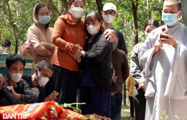 Nhiều người dự đám tang không dấu được nước mắt khóc thương cháu bé vắn số. Nhiều người thân trong gia đình nức nở, bà nội ôm di ảnh vào lòng khóc nấc từng cơn, gọi tên trong vô vọng. (Ảnh: Dân Trí)