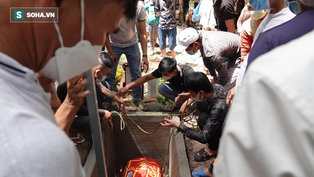 Ngay sau đó, chính quyền địa phương huy động hàng trăm người phối hợp với người dân và người thân cháu bé tổ chức tìm kiếm các khu vực lân cận nhưng không có tung tích. (Ảnh: Doanh nghiệp Tiếp thị)