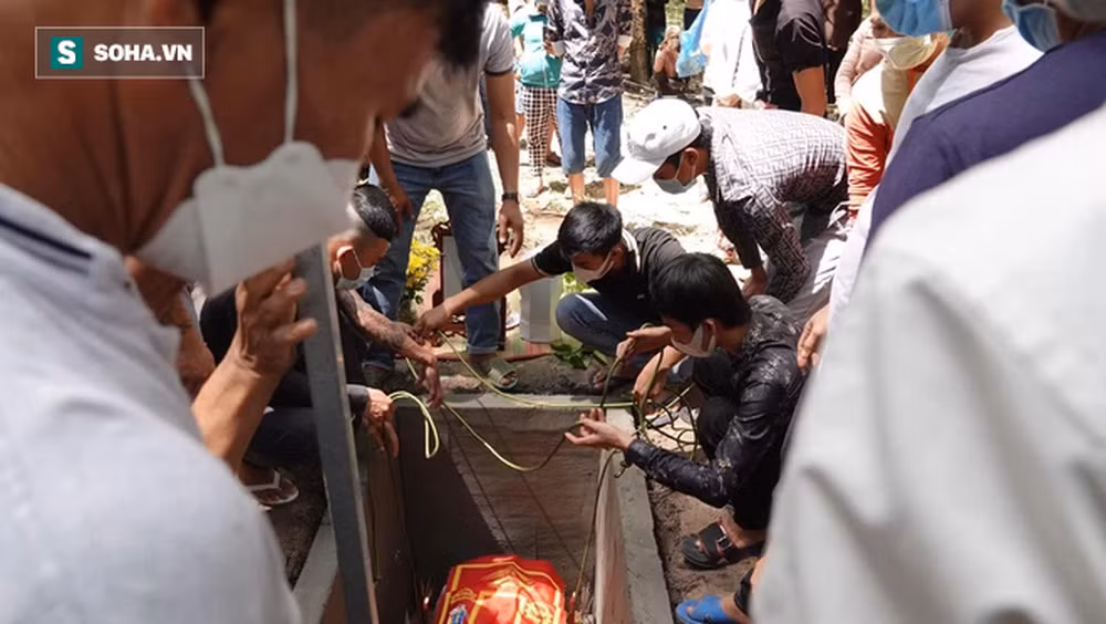 Ngay sau đó, chính quyền địa phương huy động hàng trăm người phối hợp với người dân và người thân cháu bé tổ chức tìm kiếm các khu vực lân cận nhưng không có tung tích. (Ảnh: Doanh nghiệp Tiếp thị)