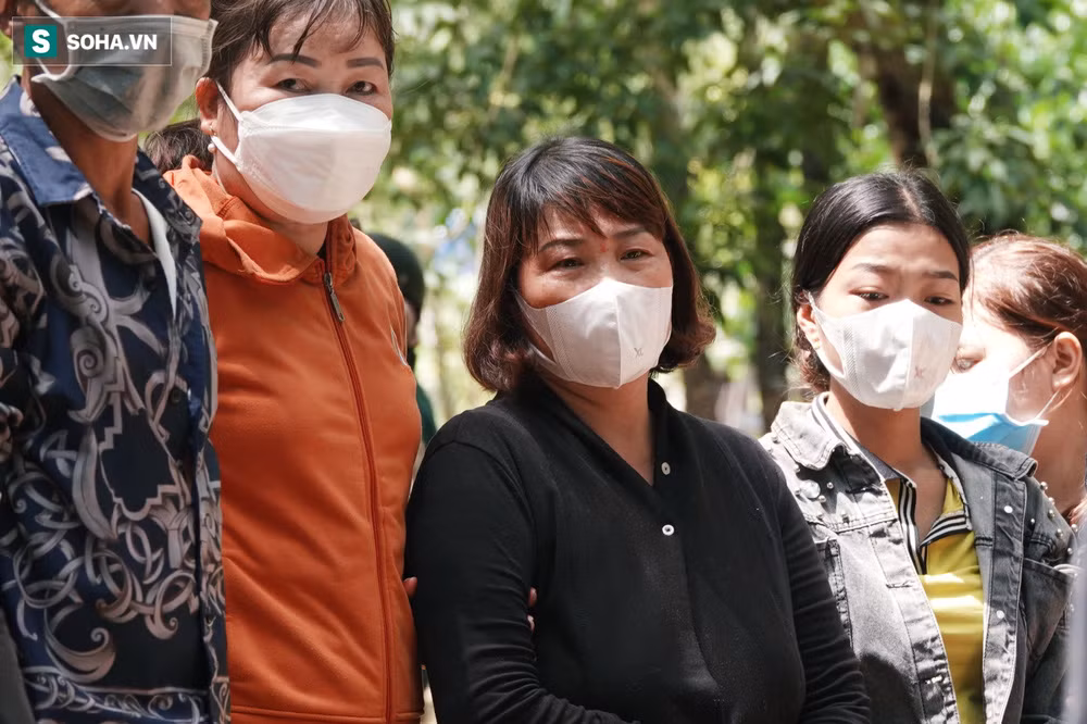 Ngay khi phát hiện, gia đình hoảng hốt đi tìm, đồng thời thông báo sự việc đến cơ quan chức năng. Đến chiều cùng ngày, người thân tìm thấy đồ chơi của cháu trước lô cao su. Khu vực xảy ra sự việc ít người qua lại, không có camera an ninh nên việc tìm kiếm cháu bé gặp nhiều khó khăn. (Ảnh: Doanh Nghiệp Tiếp Thị)