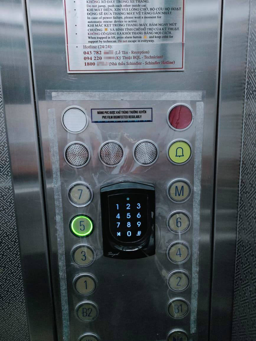 Ngoài ra, cũng có thể liên hệ với bộ phận trực thang máy hoặc liên lạc với những người bên ngoài bằng cách gọi to, gõ vào thành thang máy để phát tín hiệu. Tuy nhiên, cần chú ý rằng không nên đập mạnh hoặc đạp vào thành hoặc cửa thang vì những tác động đó có thể làm thang bị trượt, đứt cáp tời dẫn đến thang rơi tự do.