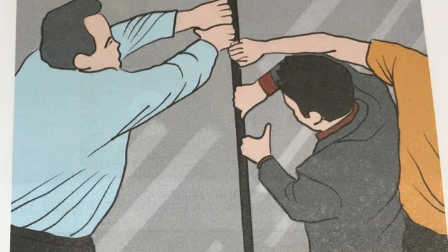 Do thang máy kín, không gian hẹp, hệ thống quạt thông gió có thể ngừng hoạt động, nếu như mọi người càng la hét và hoạt động mạnh sẽ nhanh chóng làm không khí trở nên ngột ngạt, khó thở vì khi đó lượng ô xy trong khu vực thang sẽ giảm nhanh, điều đó khiến trẻ nhỏ, người già hoặc những người có bệnh lý về tim mạch, huyết áp rất dễ ngất xỉu và nguy hiểm đến tính mạng.