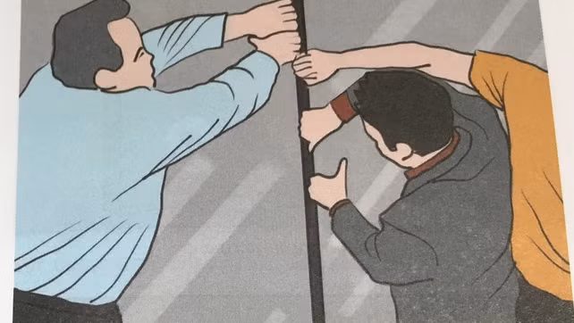 Do thang máy kín, không gian hẹp, hệ thống quạt thông gió có thể ngừng hoạt động, nếu như mọi người càng la hét và hoạt động mạnh sẽ nhanh chóng làm không khí trở nên ngột ngạt, khó thở vì khi đó lượng ô xy trong khu vực thang sẽ giảm nhanh, điều đó khiến trẻ nhỏ, người già hoặc những người có bệnh lý về tim mạch, huyết áp rất dễ ngất xỉu và nguy hiểm đến tính mạng.