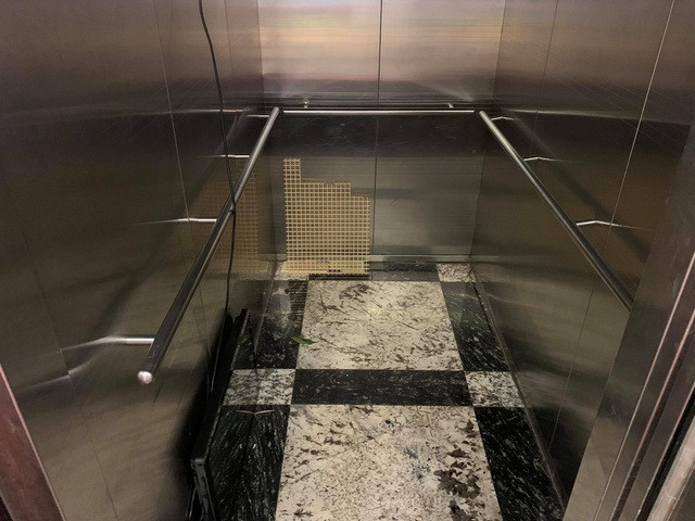  Chèn cửa tạo khe thoáng để bổ sung không khí vào thang: Trong quá trình đợi người bên ngoài đến cứu, để ngăn ngừa tình trạng ngột ngạt, khó thở do thiếu không khí, mọi người trong thang có thể dùng các vật cứng như chìa khóa để lách vào khe cửa thang máy, sau đó kết hợp dùng các vật dụng khác có kích thước lớn hơn để chèn vào khe cửa thang. Khi khe thang được hé mở, không khí sạch sẽ tràn vào trong thang giúp mọi người dễ thở hơn, khi đó nguy cơ ngất xỉu hoặc đột quỵ do thiếu không khí sẽ giảm xuống. (Ảnh minh hoạ)