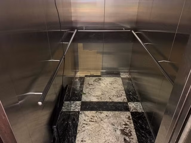  Chèn cửa tạo khe thoáng để bổ sung không khí vào thang: Trong quá trình đợi người bên ngoài đến cứu, để ngăn ngừa tình trạng ngột ngạt, khó thở do thiếu không khí, mọi người trong thang có thể dùng các vật cứng như chìa khóa để lách vào khe cửa thang máy, sau đó kết hợp dùng các vật dụng khác có kích thước lớn hơn để chèn vào khe cửa thang. Khi khe thang được hé mở, không khí sạch sẽ tràn vào trong thang giúp mọi người dễ thở hơn, khi đó nguy cơ ngất xỉu hoặc đột quỵ do thiếu không khí sẽ giảm xuống. (Ảnh minh hoạ)