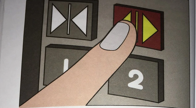  Bấm các nút chức năng của thang: Khi thang máy đã ở trạng thái ổn định, hãy thử bấm nút mở cửa, nếu cửa thang mở thì mọi người có thể lần lượt thoát ra ngoài. Tuy nhiên, trước khi bước ra ngoài cần phải quan sát cẩn thận, tránh trường hợp thang dừng lại ở vị trí không khớp với mặt sàn của các tầng, nếu mọi người bước ra ngoài không chú ý dẫn đến bước hụt và tụt xuống giếng thang gây nguy hiểm đến tính mạng.